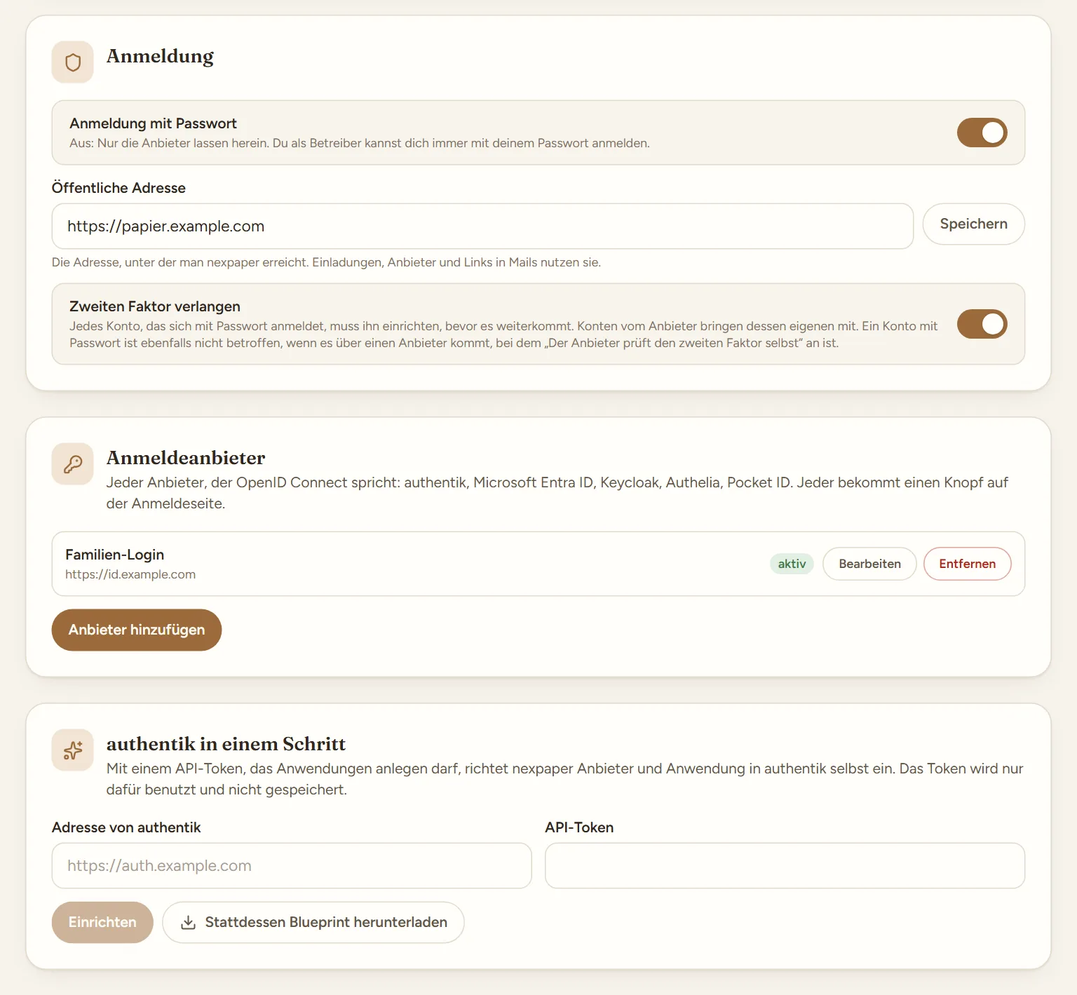 Einstellungen, Reiter „Anmeldung“ mit drei Karten: „Anmeldung“ mit „Anmeldung mit Passwort“, der öffentlichen Adresse https://papier.example.com und „Zweiten Faktor verlangen“, „Anmeldeanbieter“ mit dem Eintrag „Familien-Login“ (https://id.example.com, aktiv) und „authentik in einem Schritt“ mit Adresse, API-Token und „Stattdessen Blueprint herunterladen“.