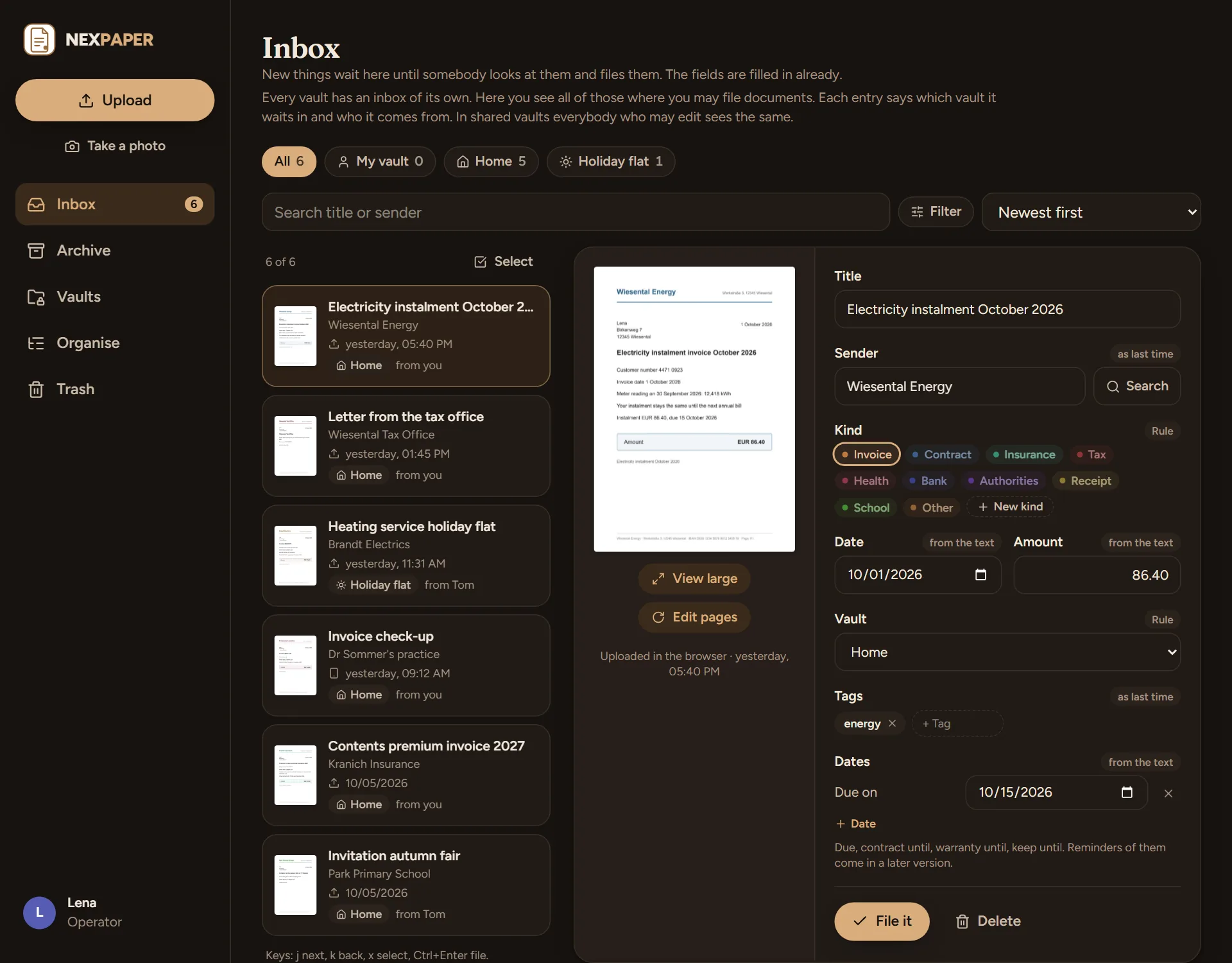 The same inbox in the dark look: dark background, the list of waiting letters on the left, the filled-in fields with their origin on the right.