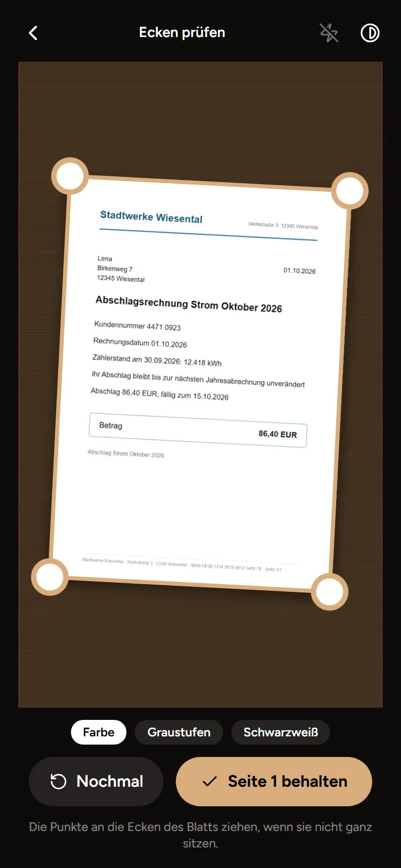 Die Kamera beim Schritt „Ecken prüfen“: Ein Brief liegt schräg auf dem Tisch, vier Punkte markieren seine Ecken, darunter „Farbe“, „Graustufen“, „Schwarzweiß“, „Nochmal“ und „Seite 1 behalten“.