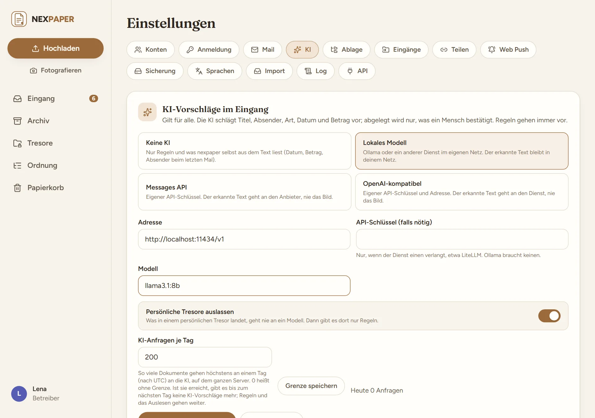 Einstellungen, Reiter „KI“, Karte „KI-Vorschläge im Eingang“: vier Kacheln „Keine KI“, „Lokales Modell“ (gewählt), „Messages API“ und „OpenAI-kompatibel“, darunter Adresse und Modell, der Schalter „Persönliche Tresore auslassen“ und „KI-Anfragen je Tag“ mit 200.