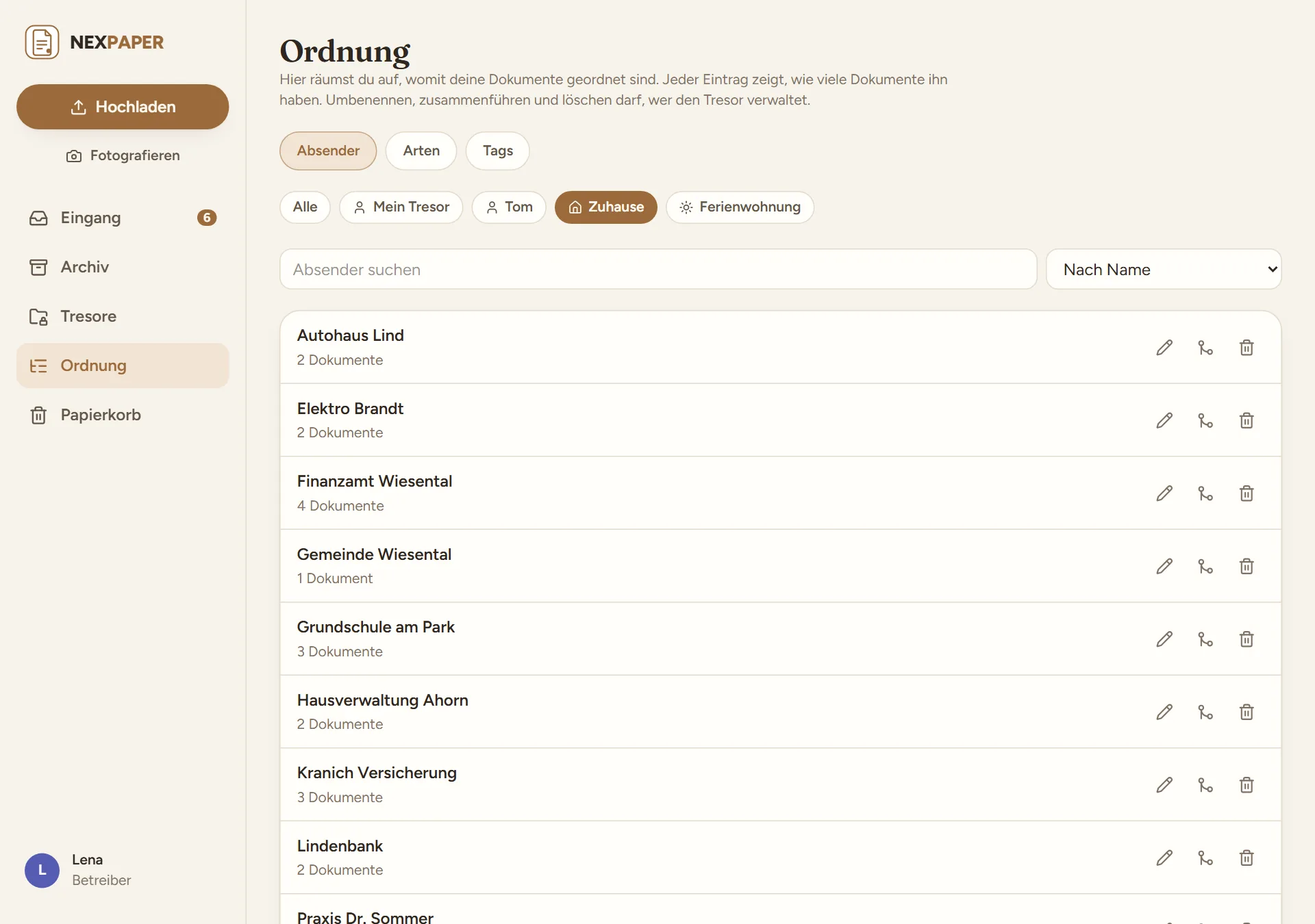 Die Ordnung mit den Reitern „Absender“, „Arten“ und „Tags“, darunter die Tresore und die Liste der Absender im Tresor „Zuhause“, jeder mit der Zahl seiner Dokumente und Symbolen zum Umbenennen, Zusammenführen und Löschen.
