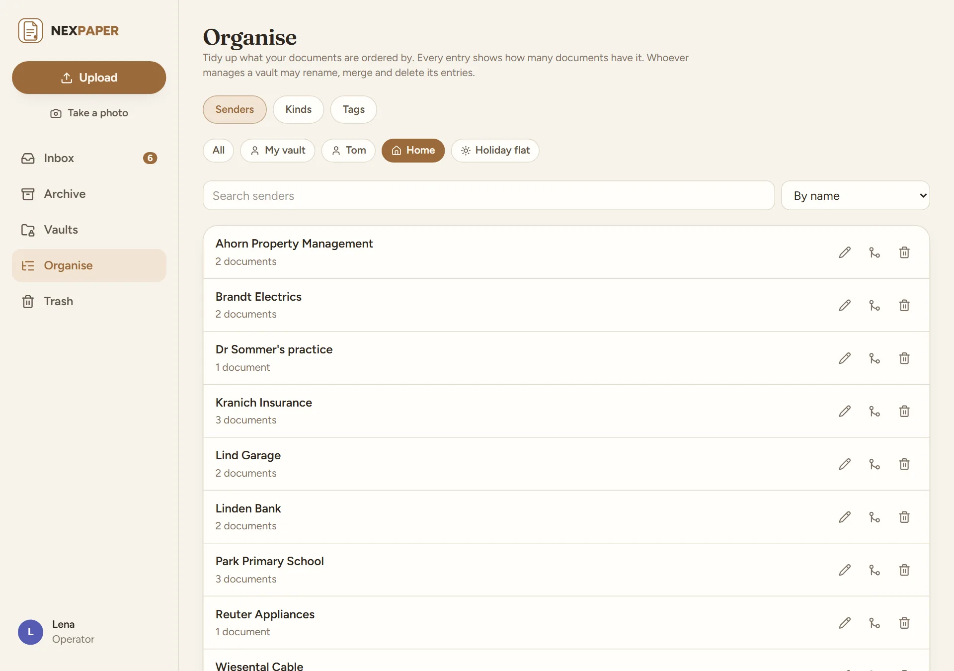 Organise with the tabs “Senders”, “Kinds” and “Tags”, below them the vaults and the list of senders in the vault “Home”, each with its number of documents and icons for renaming, merging and deleting.