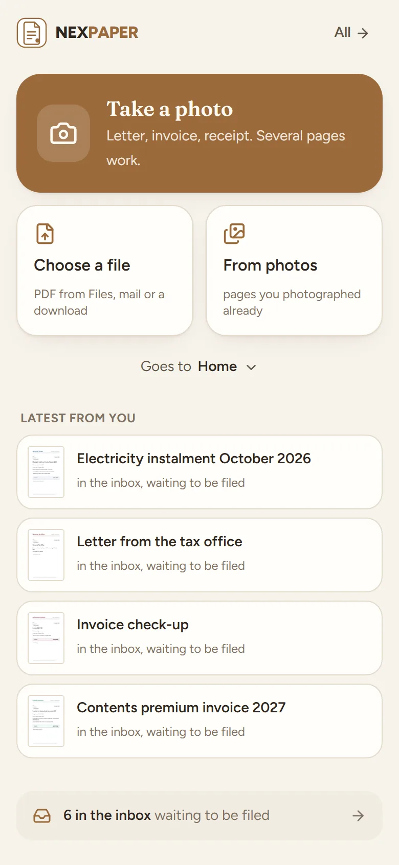 The quick upload on the phone: at the top the big button “Take a photo”, below it “Choose a file” and “From photos”, “Goes to Home”, the latest uploads under “Latest from you” and at the bottom the number of letters waiting in the inbox.