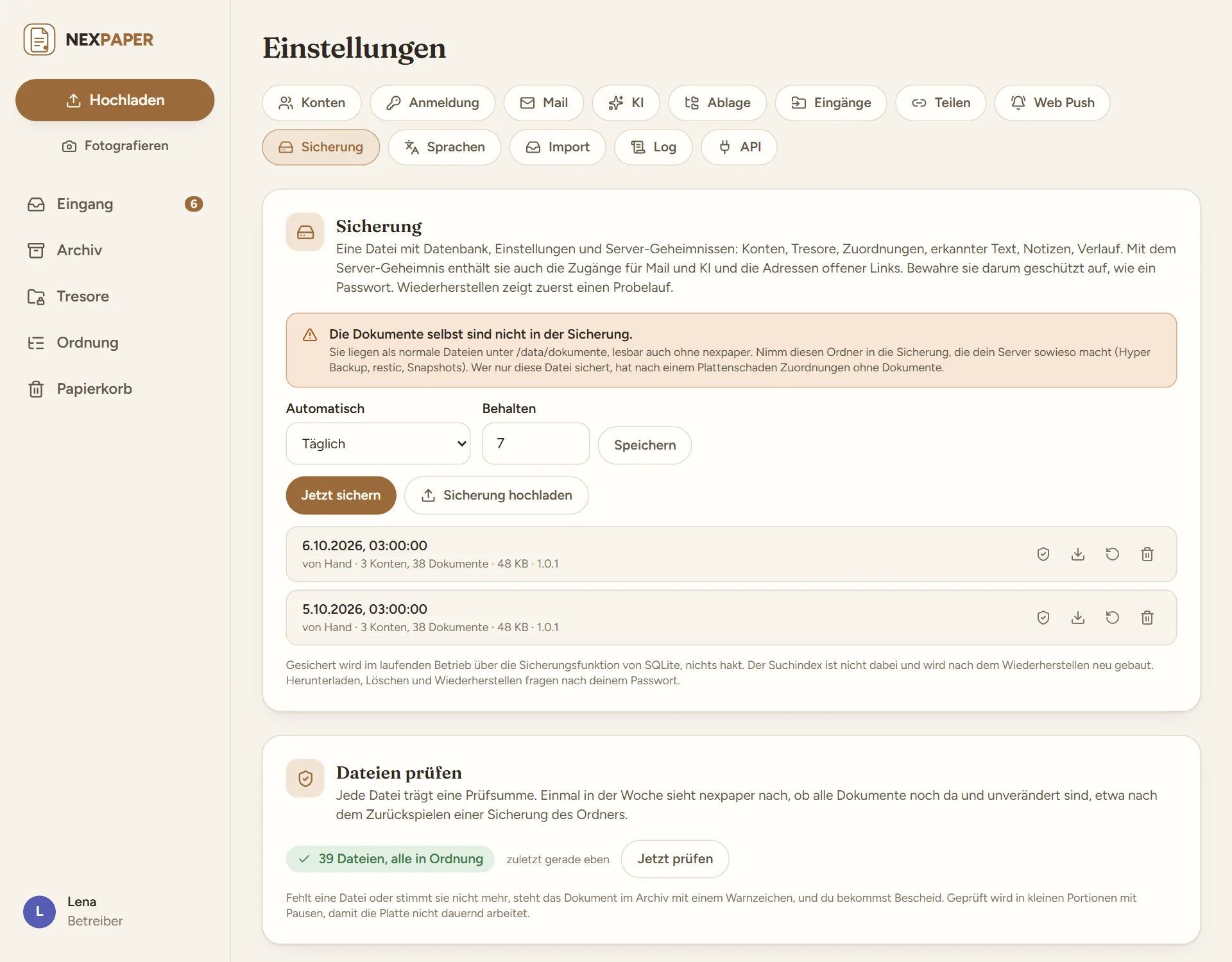 Einstellungen, Reiter „Sicherung“ mit der Karte „Sicherung“ (Automatisch „Täglich“, Behalten 7, „Jetzt sichern“, „Sicherung hochladen“ und die Liste der Sicherungen) und der Karte „Dateien prüfen“.