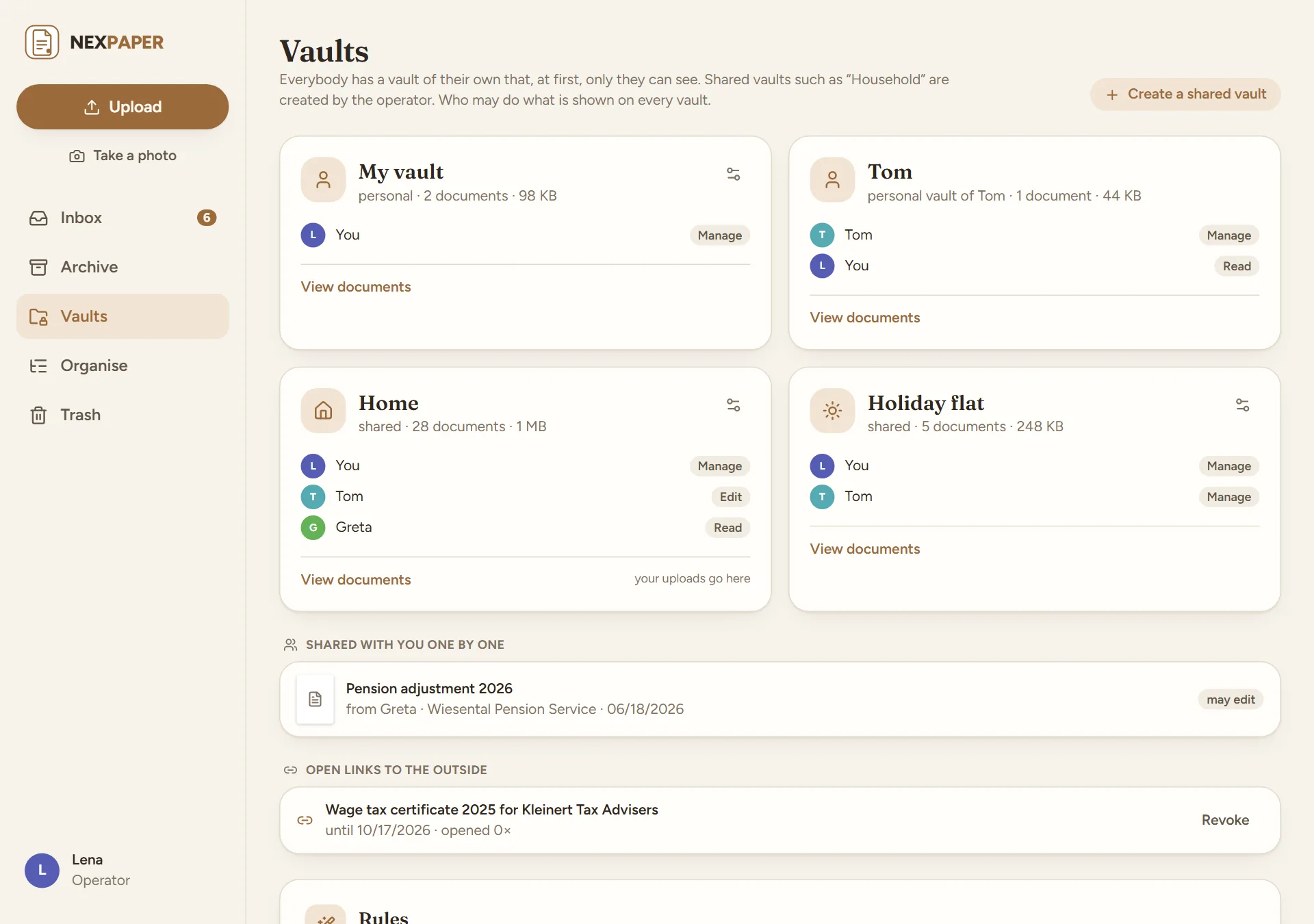 The Vaults page with the cards “My vault”, “Tom” (Tom's personal vault, readable for Lena), “Home” and “Holiday flat”, each with its members and their rights Read, Edit or Manage, below them “Shared with you one by one” and “Open links to the outside”.